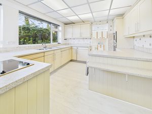 KITCHEN / BREAKFAST ROOM- click for photo gallery